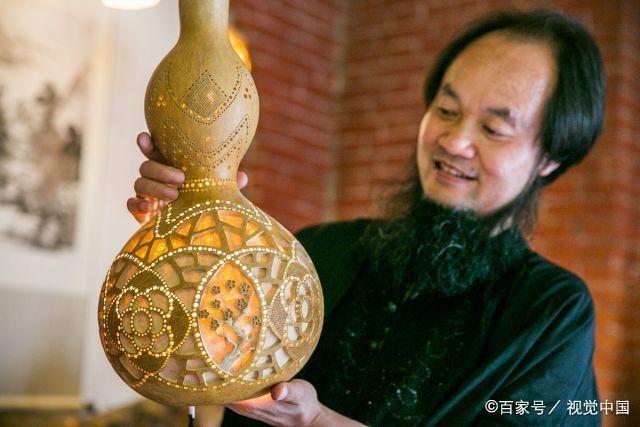 他,返乡创办葫芦文化艺术基地,年制作葫芦产品20余万个!